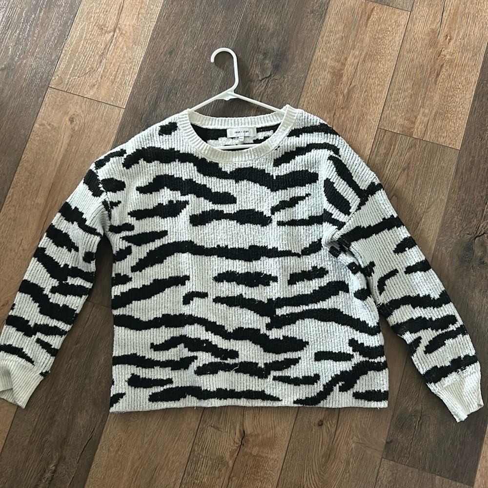 John + Jenn sweater women’s size medium black and white